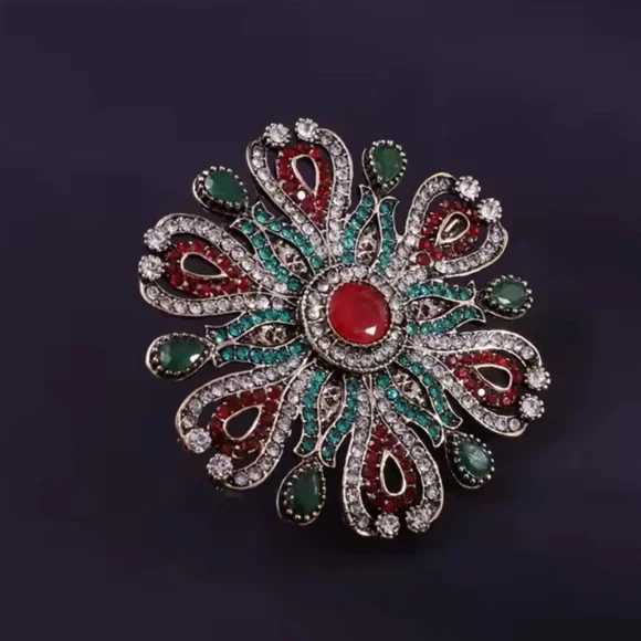 Vintage Baroque Queen Crystal Elegant Brooch - Picture 4 of 13